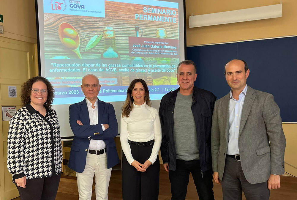 Amalia Luque, directora de la Cátedra GOYA Antonio Unanue, junto José Juan Gaforio, primero de los ponentes del seminario permanente, responsables de calidad de Goya España y el coordinador de la Cátedra, Alejandro Carrasco.