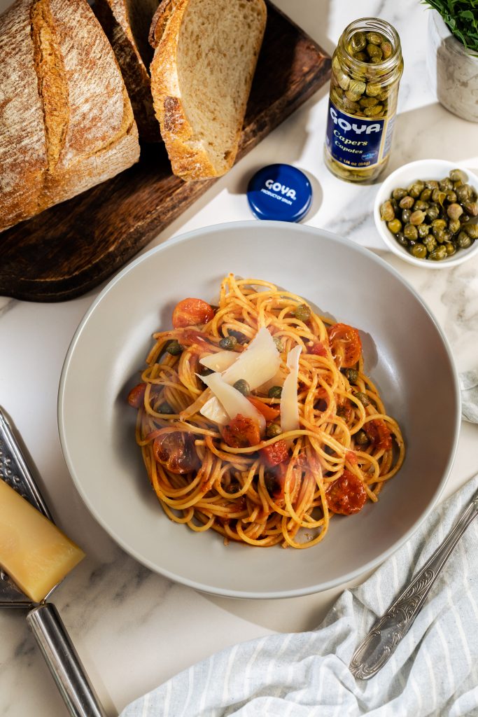 Pasta con salsa de tomate y alcaparras