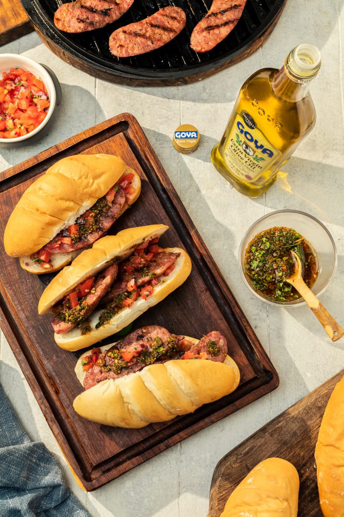 choripán con salsa chimichurri