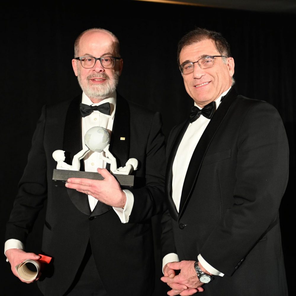 Joseph Perez con su premio a Amigo de las Marcas Españolas en USA