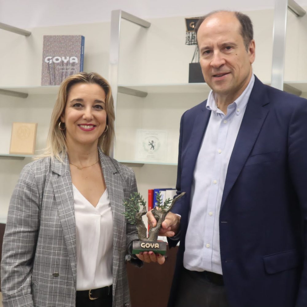 El gerente general de Goya España junto a la alcaldesa de Alcalá de Guadaíra