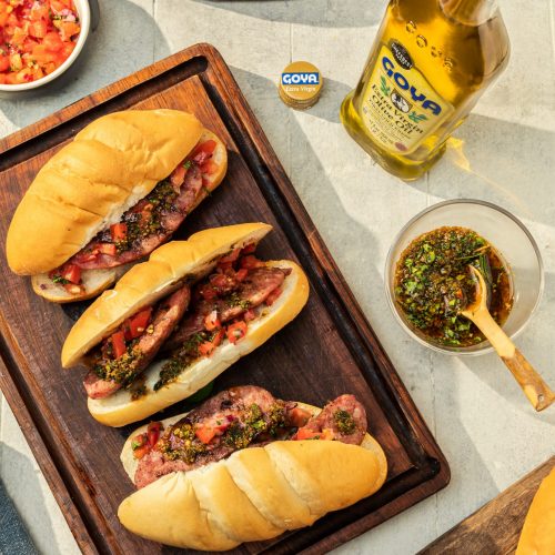 choripán con salsa chimichurri