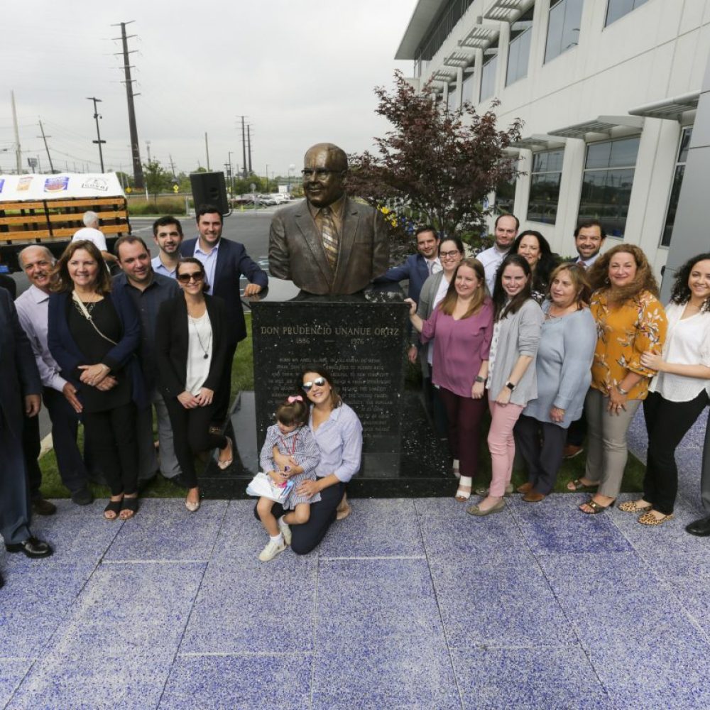 escultura-fundador-goya-prnewswire
